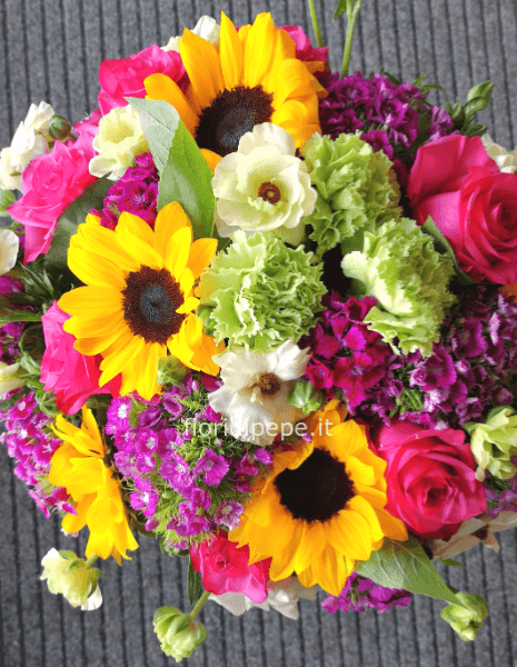 Bouquet di rose girasoli e dianthus