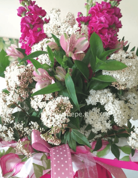 Mazzo di fiori violacciocche e gerbere