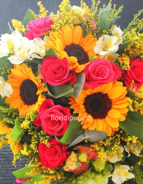 Bouquet di rose rosse e gerbere