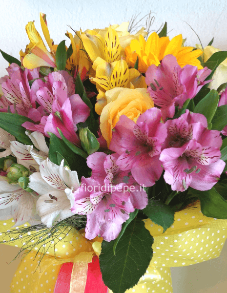 Centrotavola di rose e alstroemeria