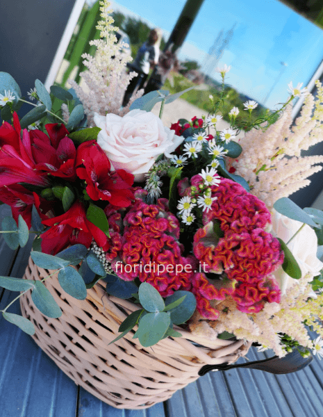 Cestino di rose e fiori colori assortiti.