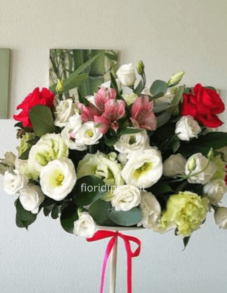 Centrotavola lisianthus, rose, alstroemeria 