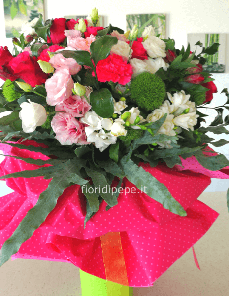 Mazzo ricco rose fresie Dianthus alstroemeria