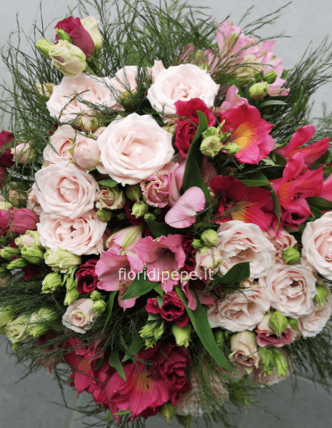 Mazzo di rose ramificate alstroemeria lisianthus dianthus