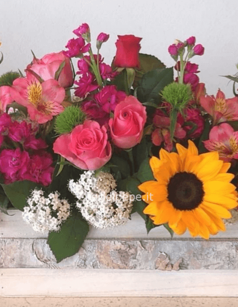 Cestino con fiori assortiti