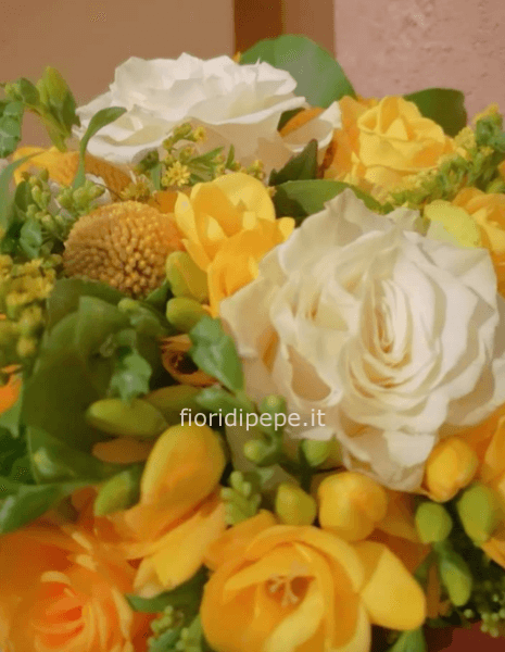 Composizione di fiori freschi per centrotavola.