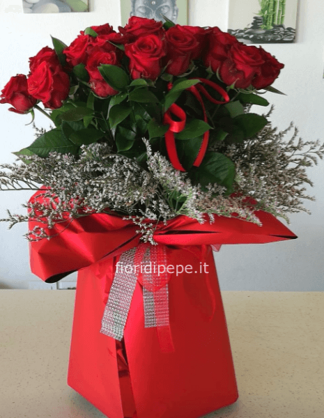 Bouquet di rose rosse confezionato.